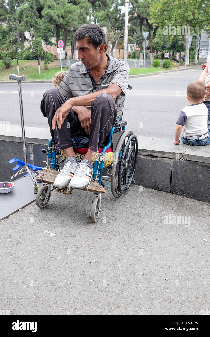 Mobilité des hommes à l'extérieur de la mendicité dans le métro Place de la liberté, Tbilissi, Géorgie Banque D'Images