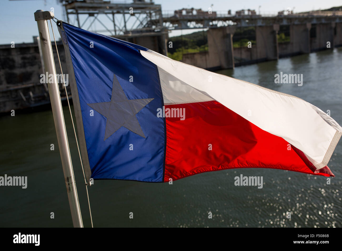 Le drapeau du Texas des vagues dans la brise sur le lac Austin Banque D'Images