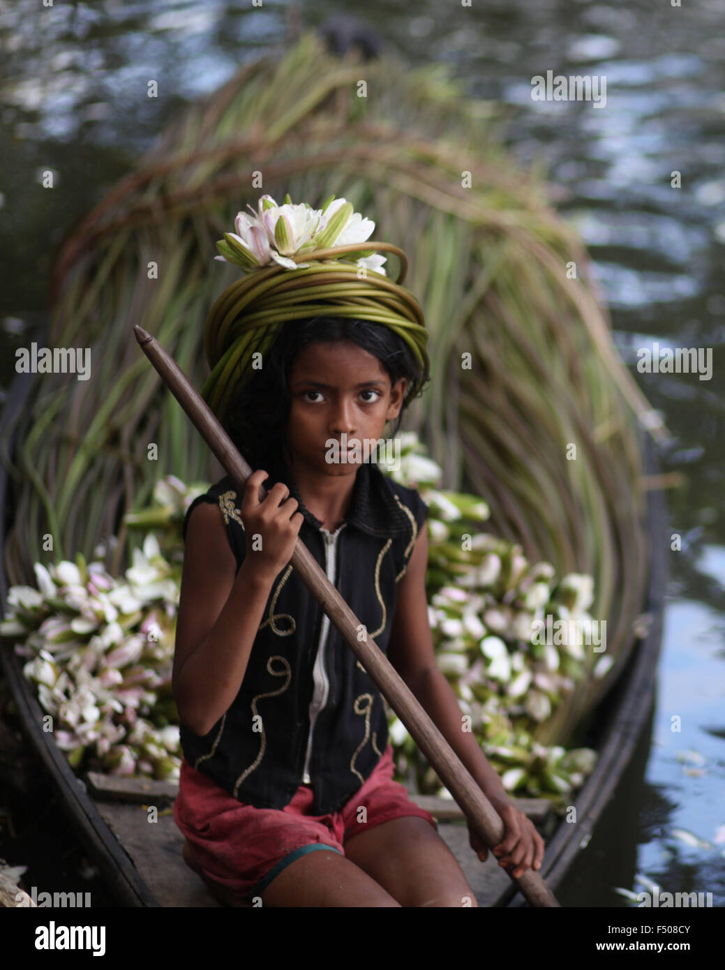 8 septembre 2014 - Dhaka, Bangladesh - un enfant perçoit les nénuphars d'un lac en Norshingdi dans la périphérie de Dacca. La subsistance de certains agriculteurs des zones humides est basée sur l'agriculture le water lily, la fleur nationale du Bangladesh, ce qui n'est d'une durée de six à sept mois par année. Les agriculteurs locaux prennent leurs petits bateaux pour aller chercher de l'eau de lys et de les vendre au marché. (Crédit Image : © Zakir Hossain Chowdhury/Zuma sur le fil) Banque D'Images