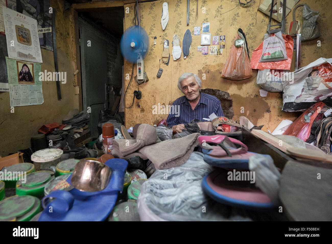 La photographie d'un cordonnier dans son atelier à Tbilissi, Géorgie Banque D'Images