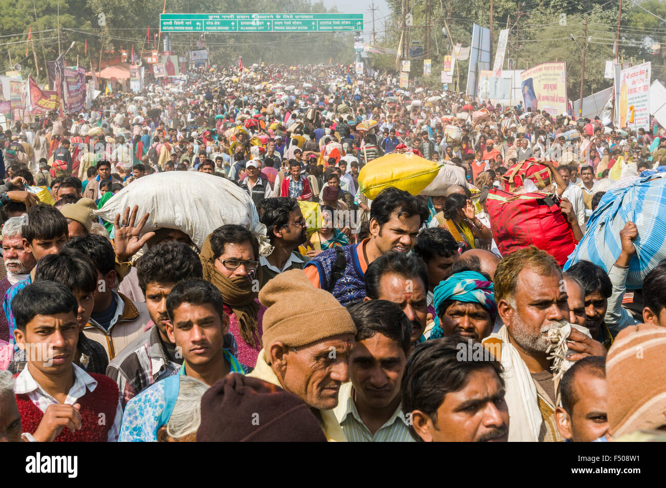 Flux sans fin de personnes arrivant à kumbha mela ground Banque D'Images