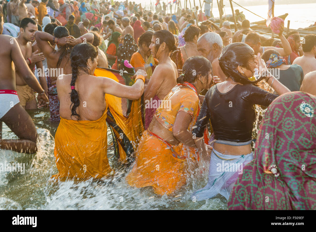 Les personnes qui prennent le bain à Le sangam, le confluent des fleuves Ganges, yamuna et saraswati, à kumbha mela Banque D'Images