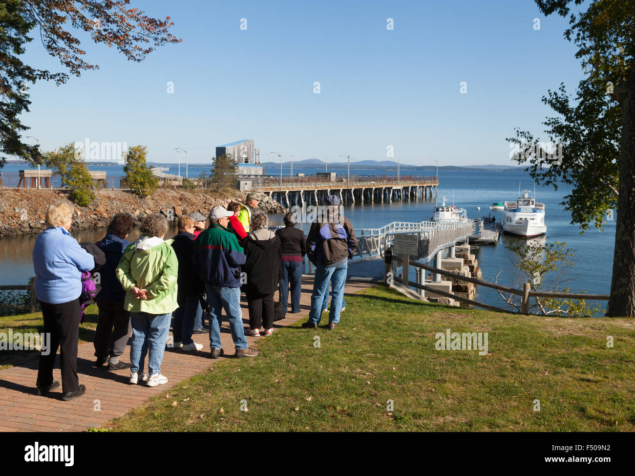 Les touristes dans le parc national Acadia en attente pour un bateau de croisière, Bar Harbor, Maine USA Mount Desert Island Banque D'Images
