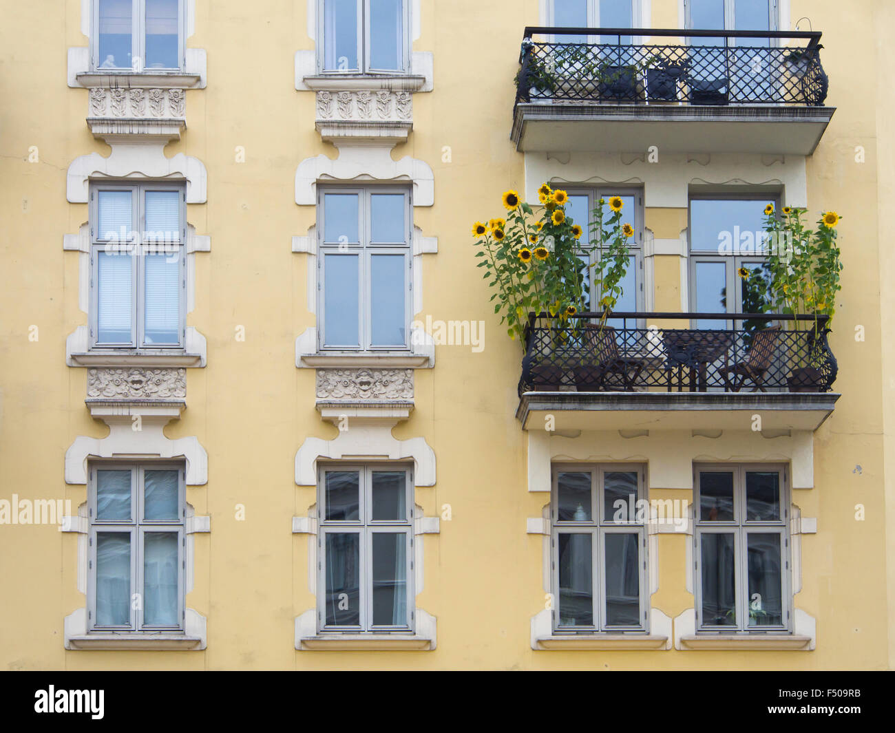 Ancien immeuble dans le centre d'Oslo en Norvège, façade avec balcons et fenêtres grand tournesol Banque D'Images