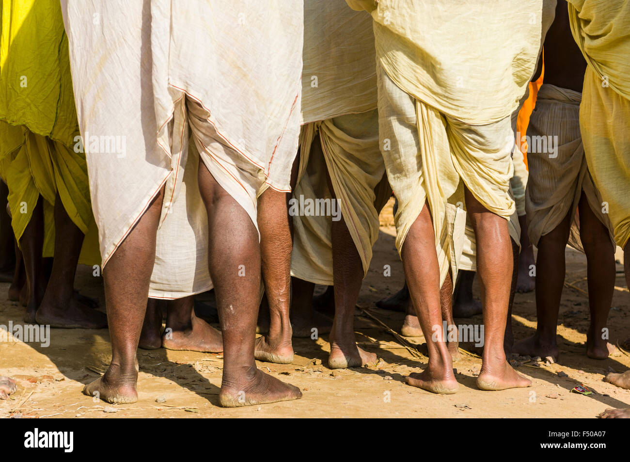 Les pèlerins de sexe masculin portent le dhoti traditionnel au sangam, le confluent des fleuves Ganges, yamuna et saraswati, à kumbha Banque D'Images