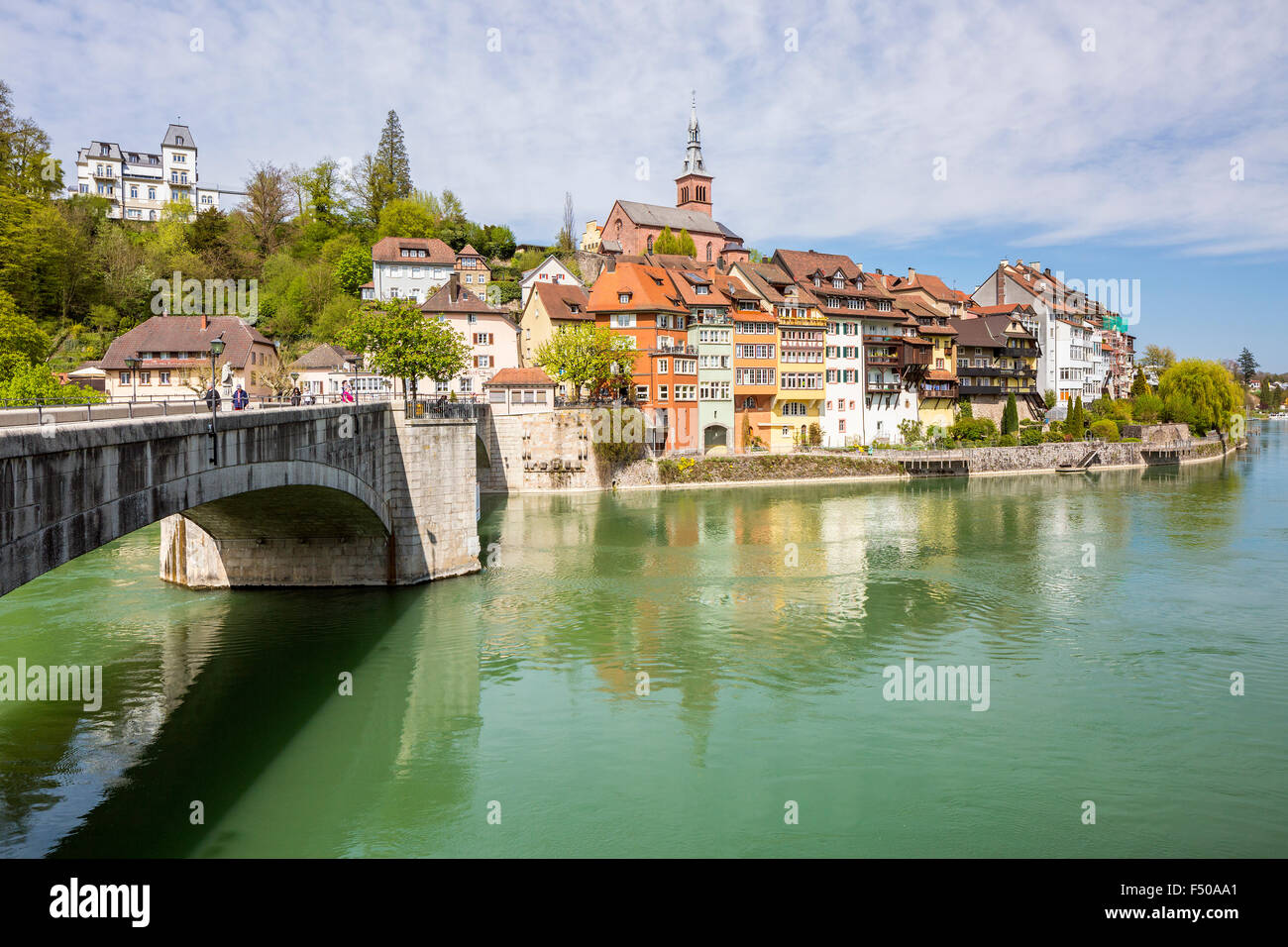 Du Vieux Rhin pont connecte l'allemand et la partie suisse de la ville, Rheinfelden, Bade-Wurtemberg, Allemagne Banque D'Images