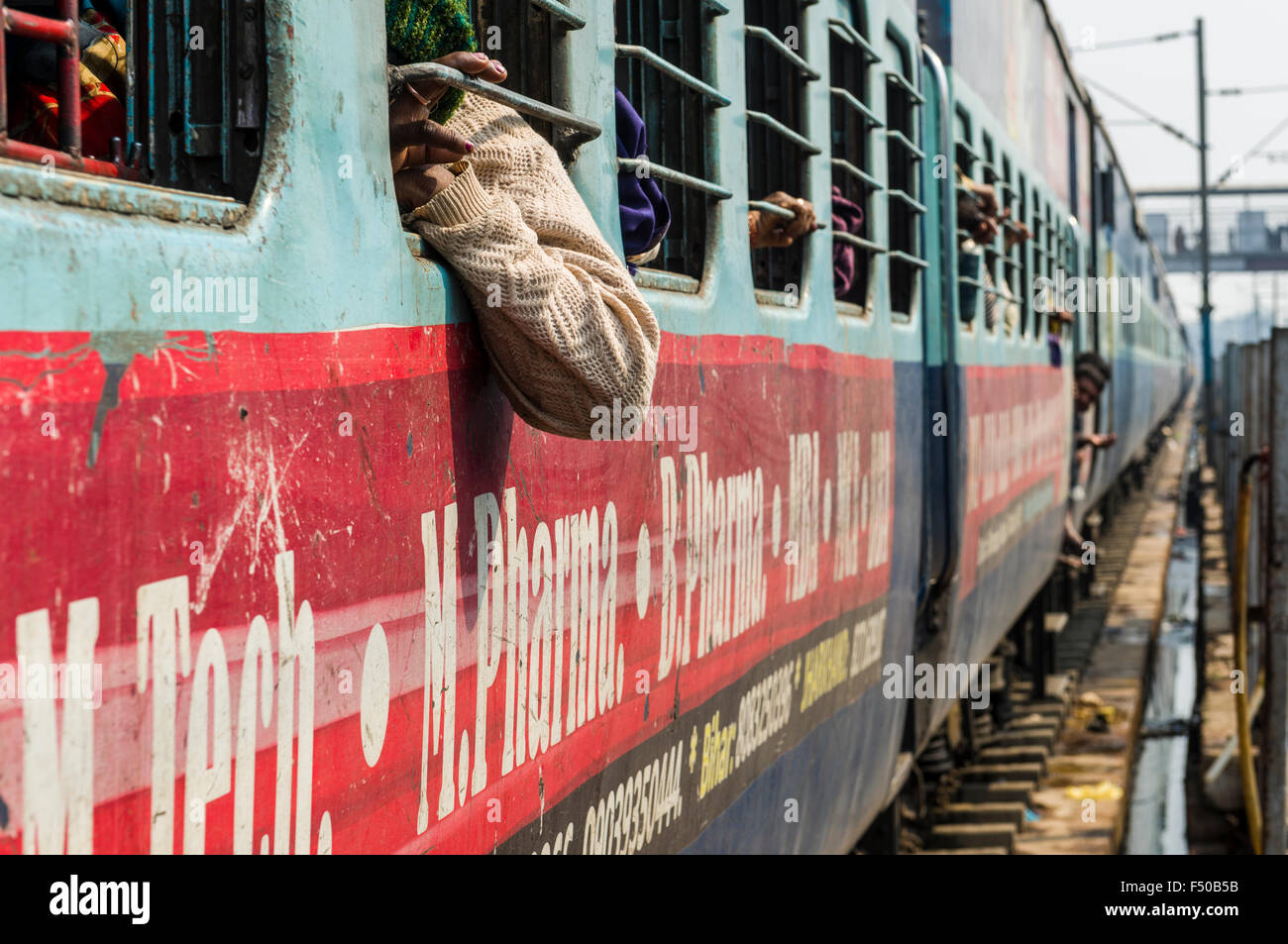 Train plein de pèlerins à la gare Banque D'Images