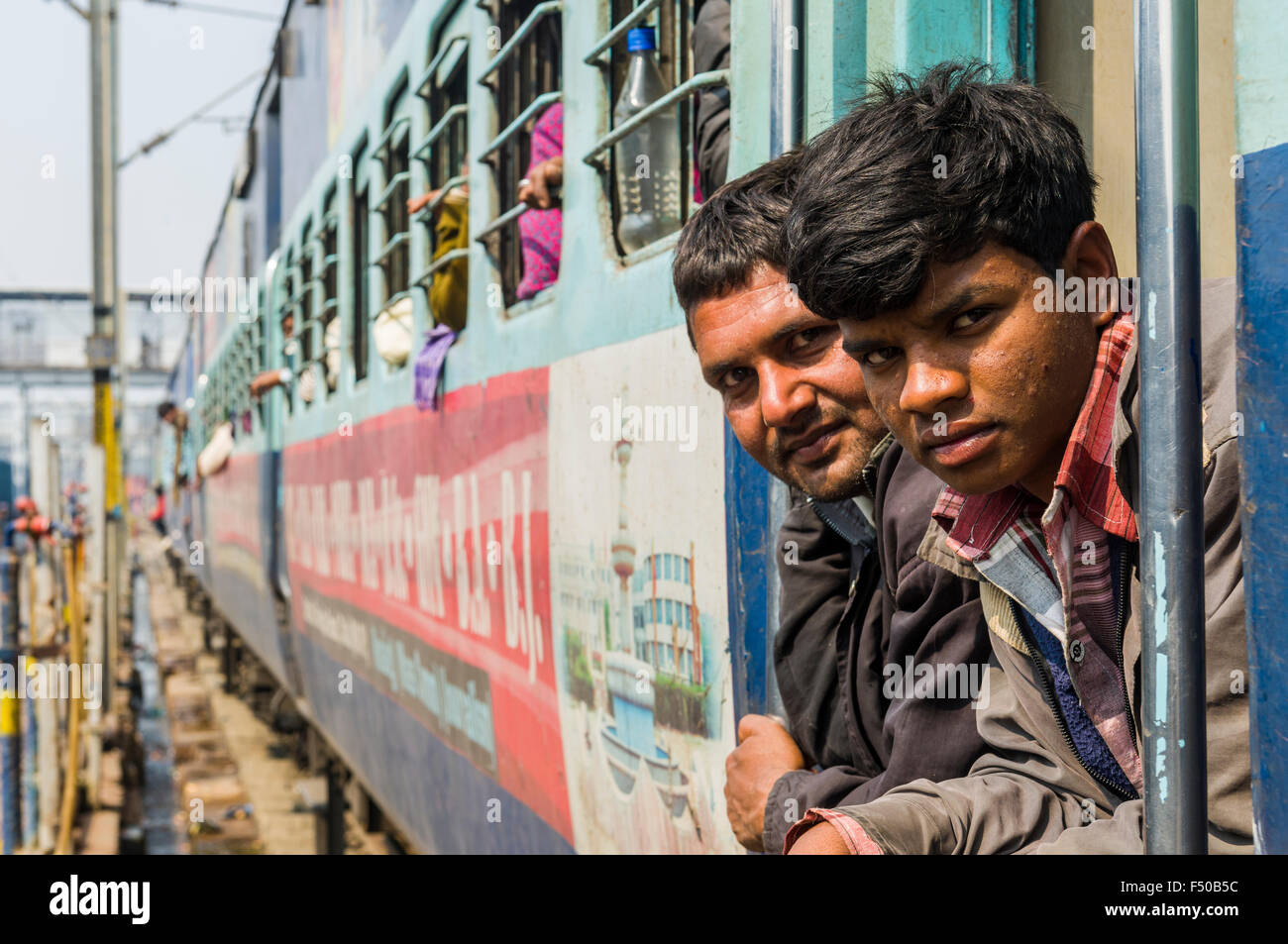 Train plein de pèlerins à la gare Banque D'Images