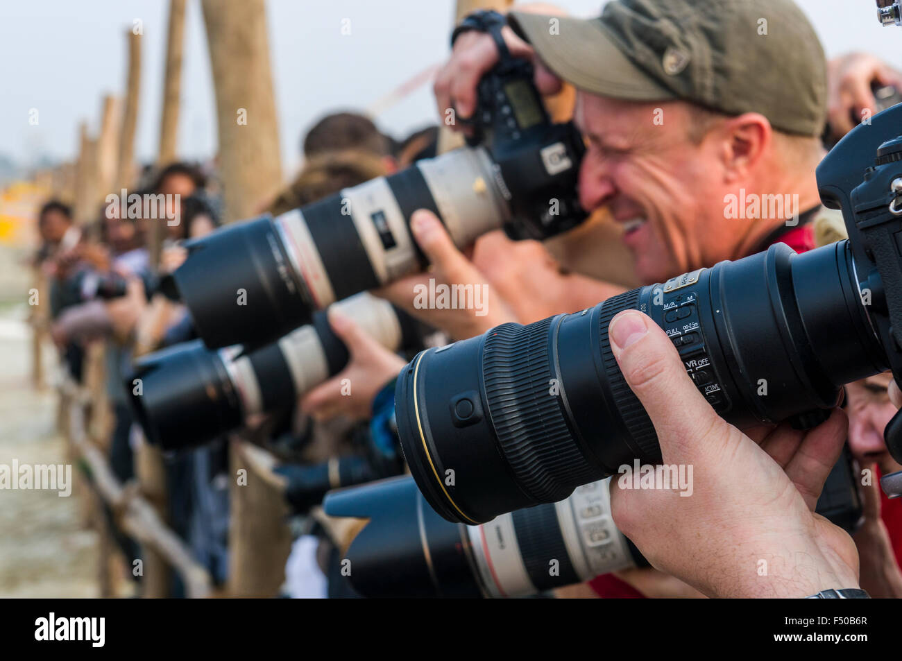 Photographes internationaux de tir avec les lentilles grand au sangam, le confluent des fleuves Ganges, yamuna et saraswati, un Banque D'Images