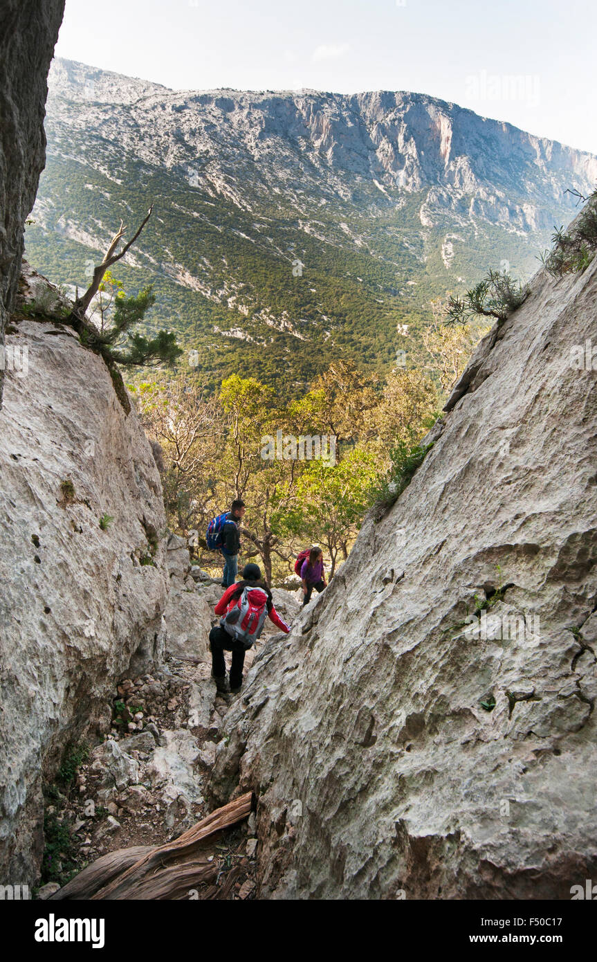 Dorgali,Sardaigne,Italie, 04/2015. Trekkers obtenir l'entrée de l'ancien village Tiscali au coeur de la faune sauvage Supramonte Banque D'Images
