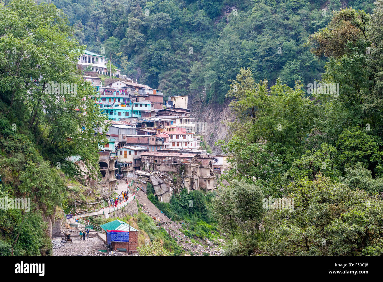 Le petit village gaurikund est le point de départ de la piste pour kedarnath temple Banque D'Images