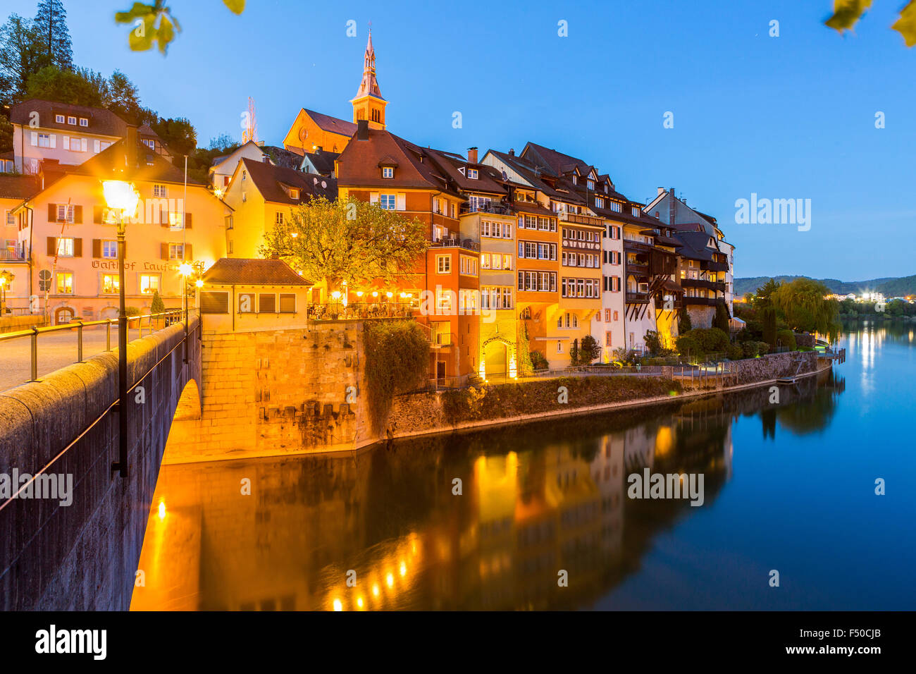 Du Vieux Rhin pont connecte l'allemand et la partie suisse de la ville, Rheinfelden, Bade-Wurtemberg, Allemagne Banque D'Images