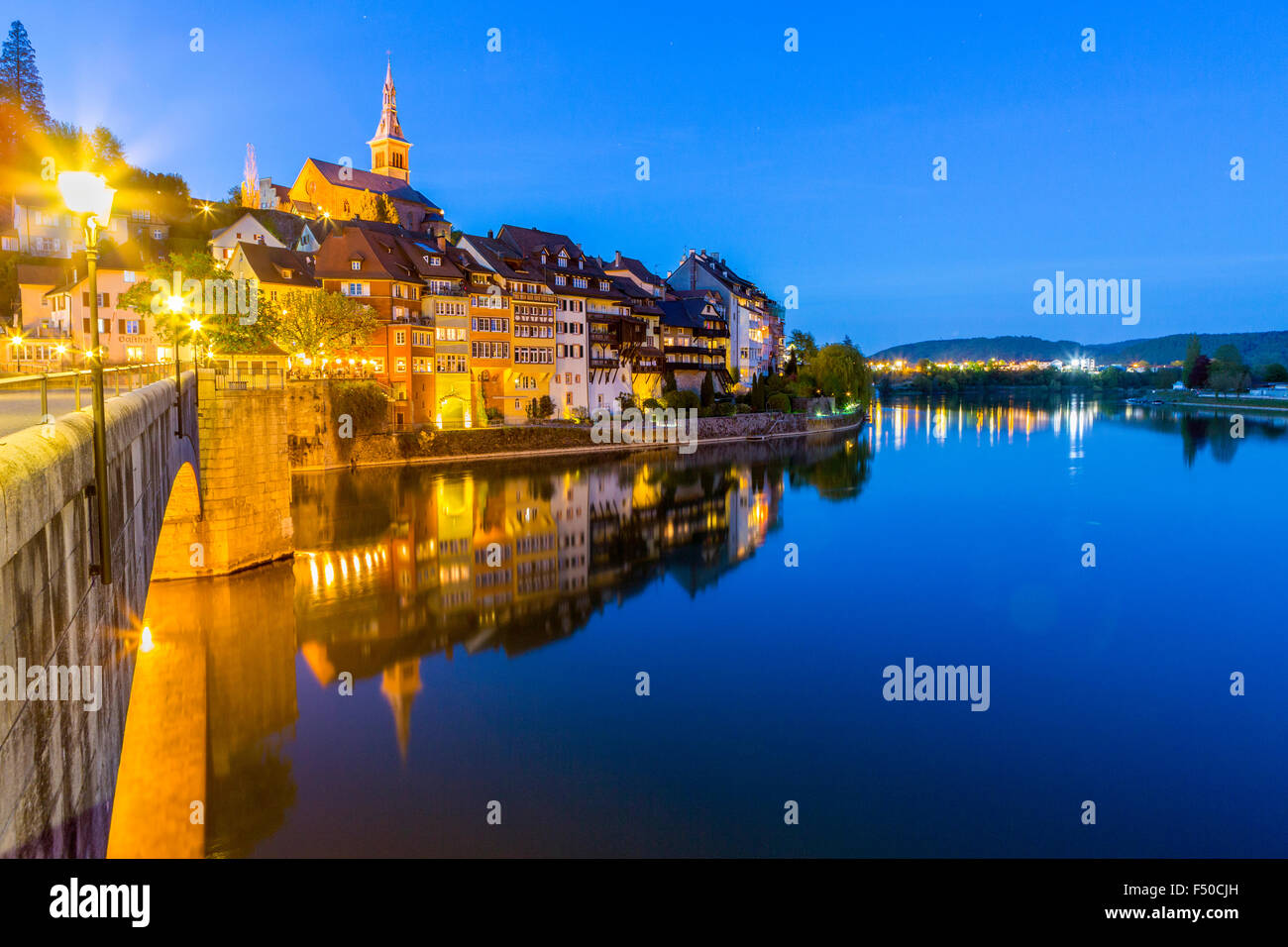 Du Vieux Rhin pont connecte l'allemand et la partie suisse de la ville, Rheinfelden, Bade-Wurtemberg, Allemagne Banque D'Images