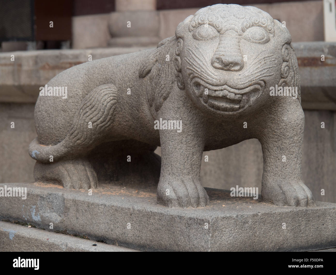 Une statue de lion en pierre en dehors de la Temple Jogyesa à Séoul, Corée du Sud Photo Stock