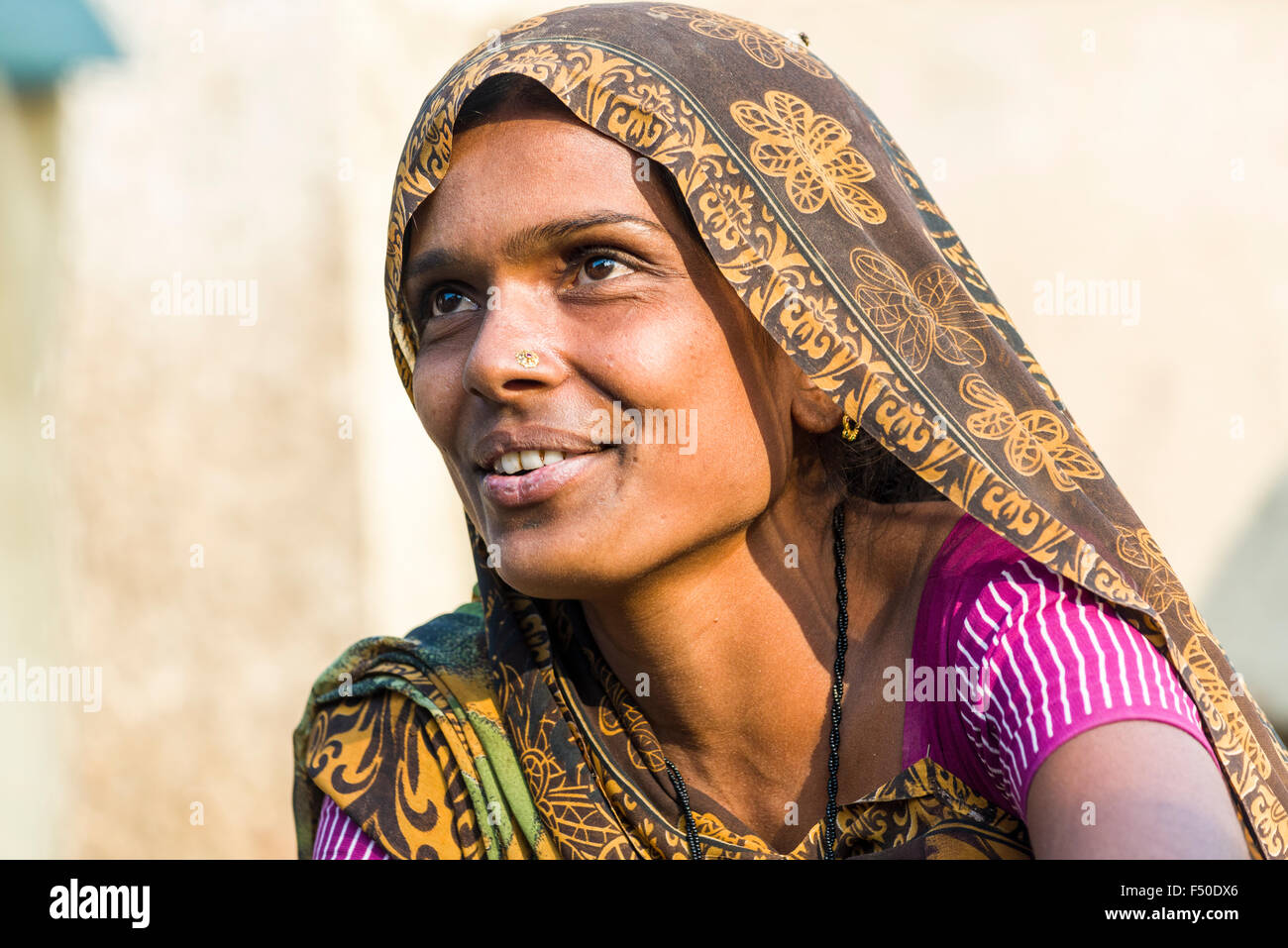 Le portrait d'une femme portant un sari, travaillant sur un marché aux légumes Banque D'Images