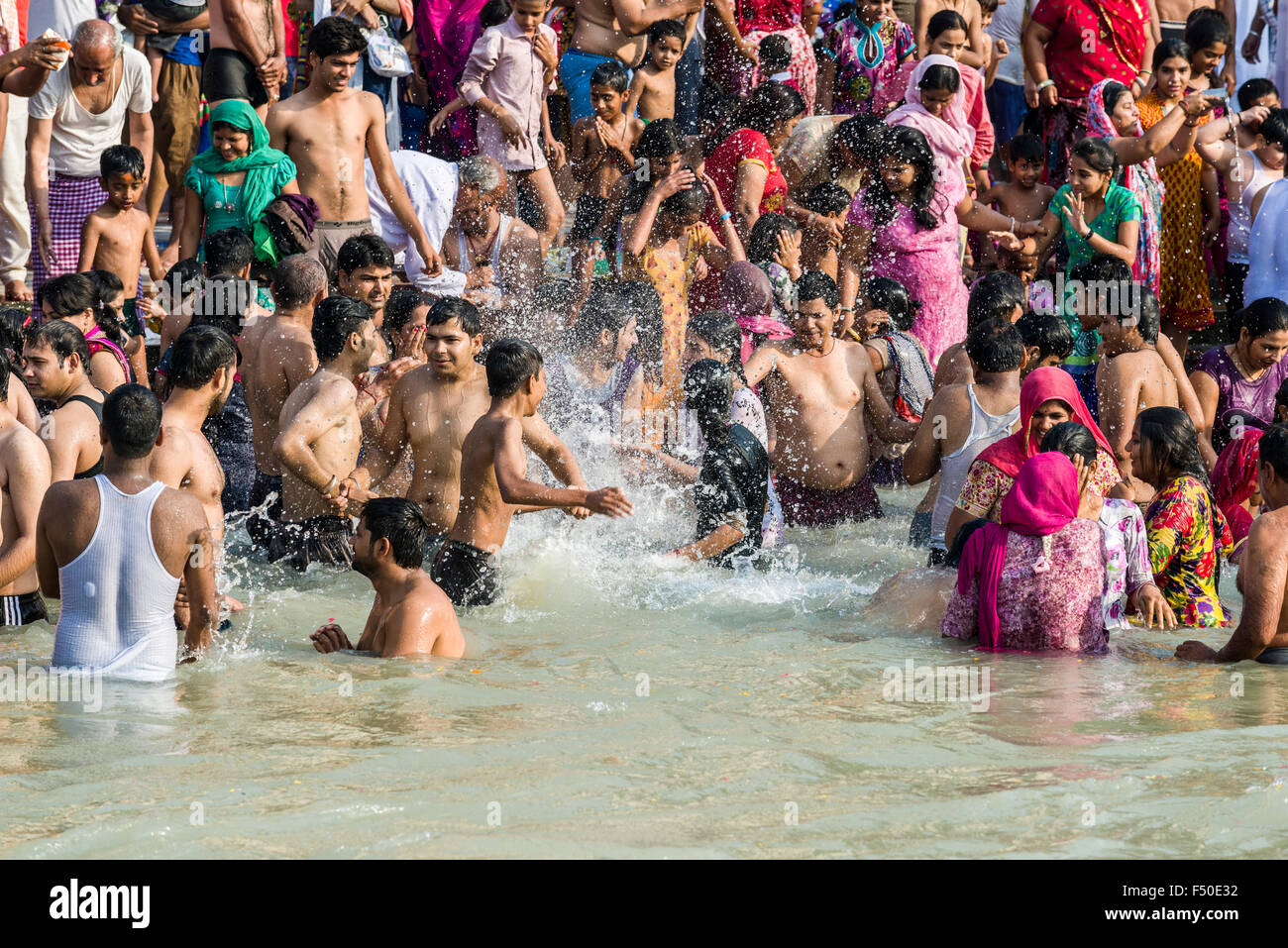 Masses de pèlerins se rassemblent pour se baigner à harki pauri ghat au fleuve saint Ganges Banque D'Images