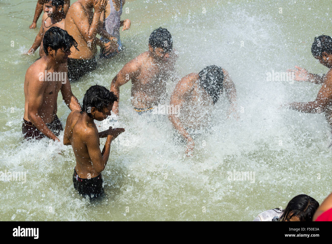 Les pèlerins sont des projections d'eau et baignade à harki pauri ghat au fleuve saint Ganges Banque D'Images