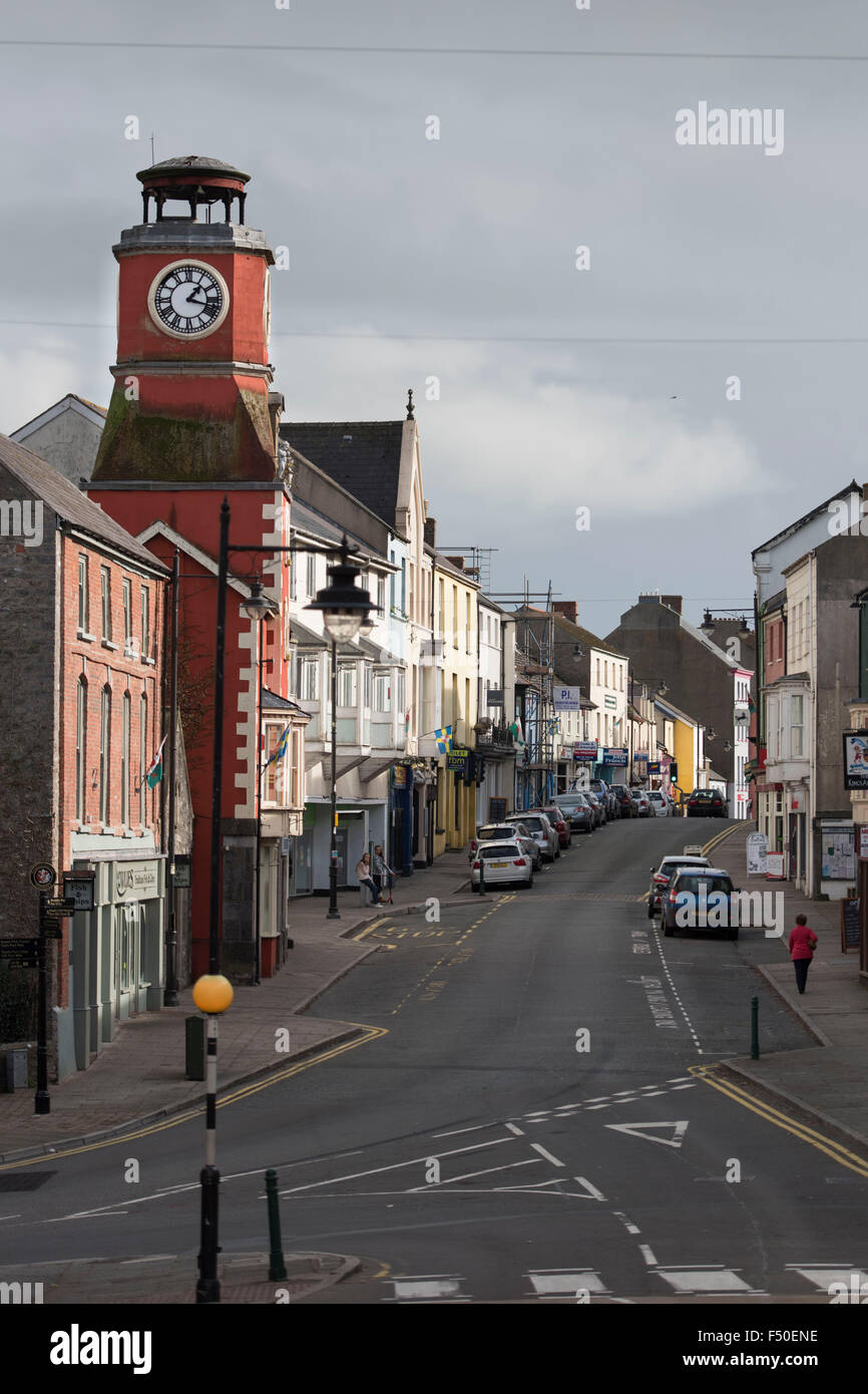 Une grande rue vide à Pembroke, l'ouest du pays de Galles. Banque D'Images