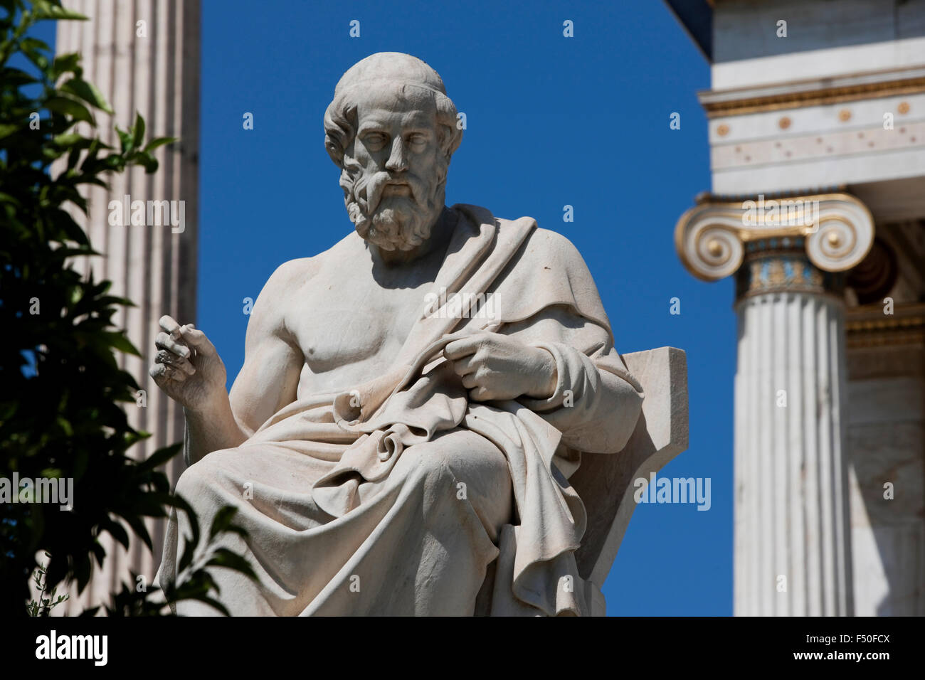 Statue en marbre de philosophe grec Platon penseur/ / Platon, à l'extérieur de l'Académie d'Athènes. Panepistimiou str., Athènes, Grèce. Banque D'Images