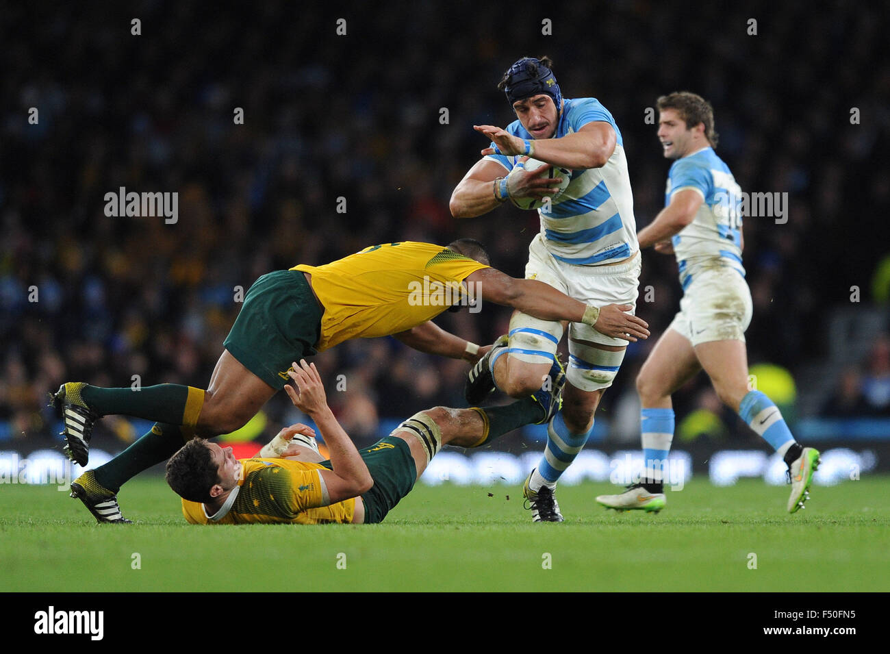 Londres, Royaume-Uni. 25 octobre, 2015. Tomas Lavanini d'Argentine par barges et Sekope Kepu Douglas Kane de l'Australie au cours de la demi-finale de la Coupe du Monde de Rugby 2015 entre l'Argentine et l'Australie - Le Stade de Twickenham, Londres. Credit : Cal Sport Media/Alamy Live News Banque D'Images Londres, Royaume-Uni. 25 octobre, 2015. Tomas Lavanini d'Argentine par barges et Sekope Kepu Douglas Kane de l'Australie au cours de la demi-finale de la Coupe du Monde de Rugby 2015 entre l'Argentine et l'Australie - Le Stade de Twickenham, Londres. Credit : Cal Sport Media/Alamy Live News Banque D'Images