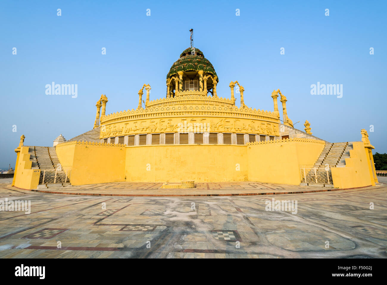 Le temple de 108 jaïns, situé au pied de la colline de shatrunjaya, l'un des principaux lieux de pèlerinage pour les jaïns Banque D'Images