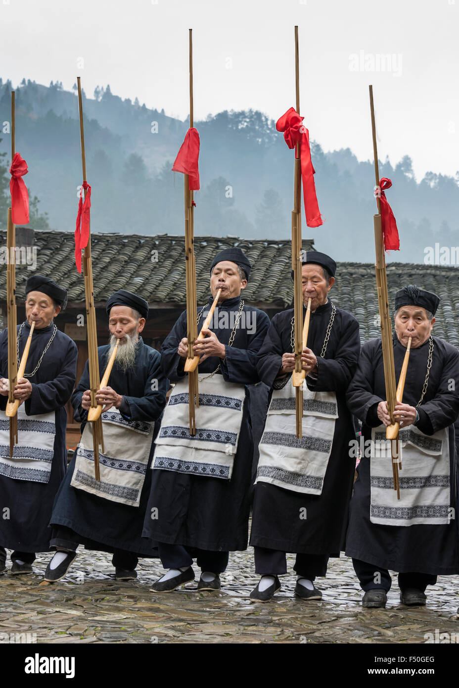 Les joueurs Lushing, Miao vertical hommes en tenue traditionnelle, Langde Shang Village Miao, province de Guizhou, Chine Banque D'Images