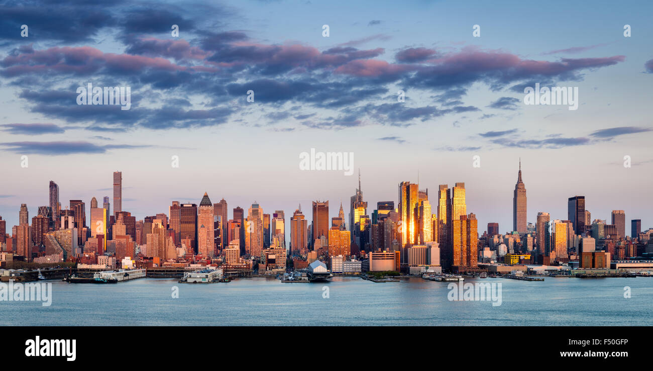 Gratte-ciel de Midtown Manhattan réfléchissant la lumière au coucher du soleil. New York City vue panoramique vue aérienne de l'autre côté de la rivière Hudson. Banque D'Images