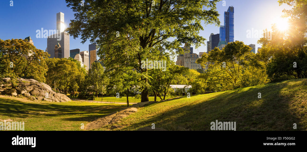 Après-midi visite de Central Park en été avec des grattes-ciel de Manhattan, New York City Banque D'Images