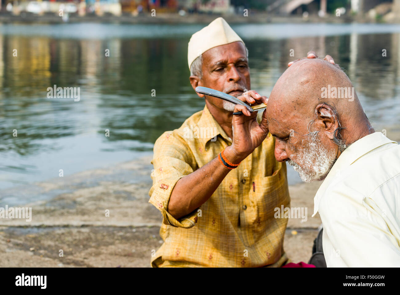 Un salon de coiffure est un pèlerin de rasage sur les rives de la rivière Sainte godwari Banque D'Images