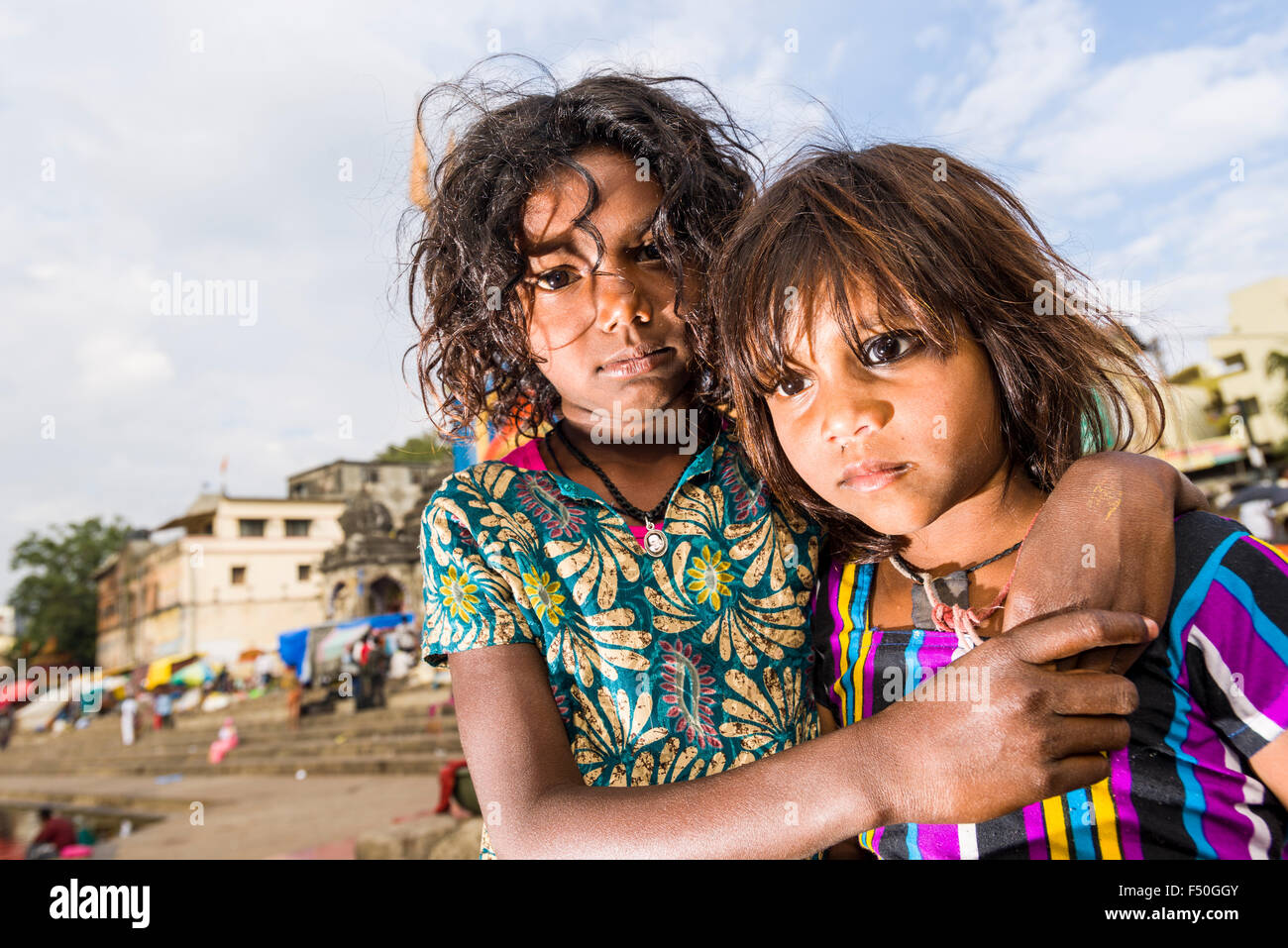 Portraits de deux jeunes filles, jouant sur les rives de la rivière Sainte Godwari Banque D'Images