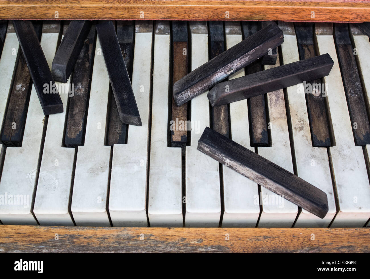 Rompu aux touches du clavier d'un piano dans un espace public à Austin, Texas Banque D'Images