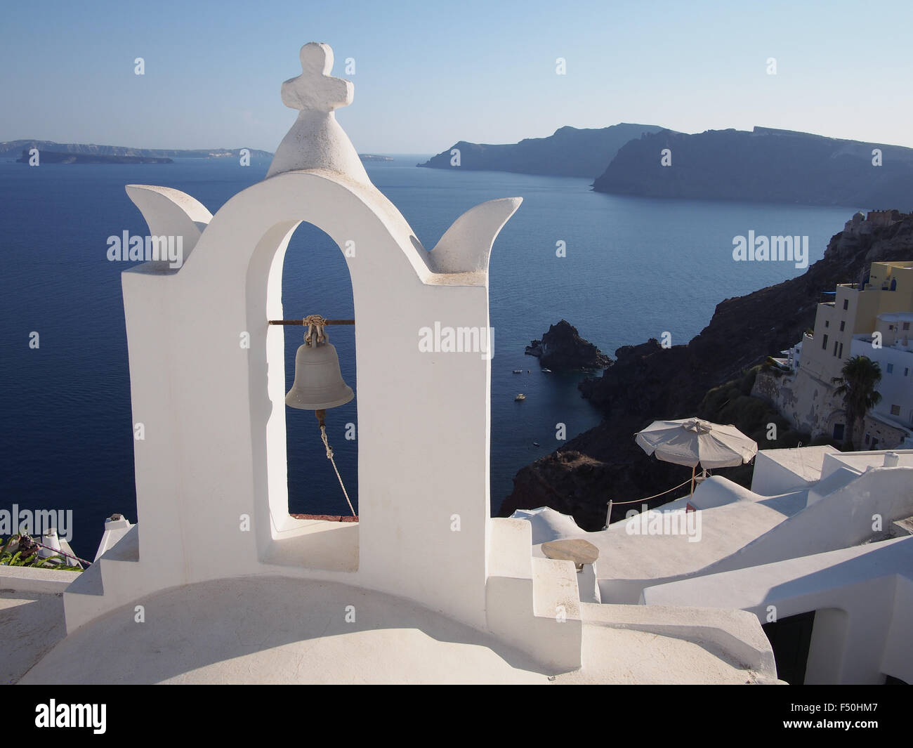 Une cloche de l'église donnant sur la mer Égée, sur l'île de Santorin, Grèce Banque D'Images