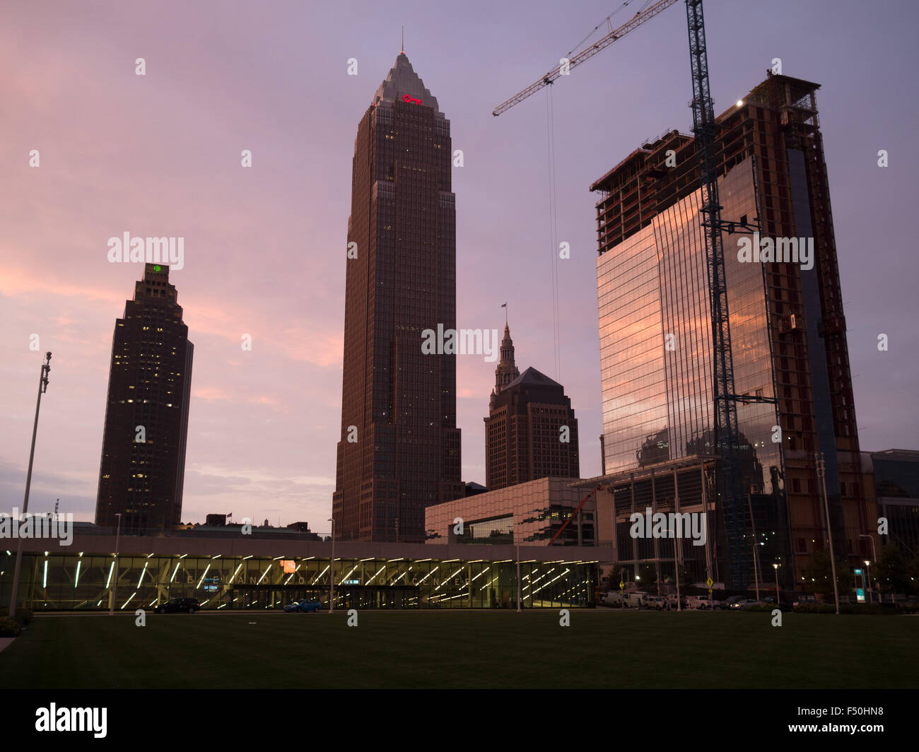 Le centre-ville de Cleveland skyline derrière le centre des congrès d'Huntington Banque D'Images