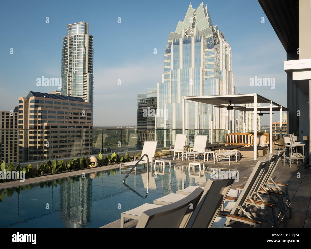 Toit-terrasse avec piscine dans le centre-ville d'Austin, Texas avec vue sur la ville Banque D'Images