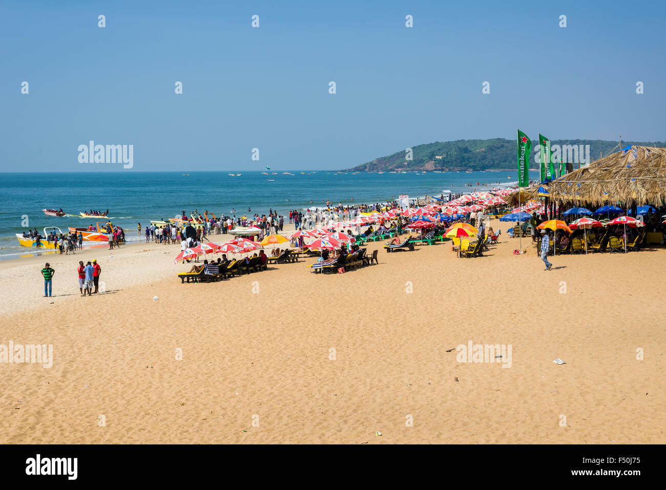 La plage de Calangute avec parasols, ciel bleu, sable blanc et bleu de la mer est l'une des célèbres plages de l'ex-colo portugaise Banque D'Images