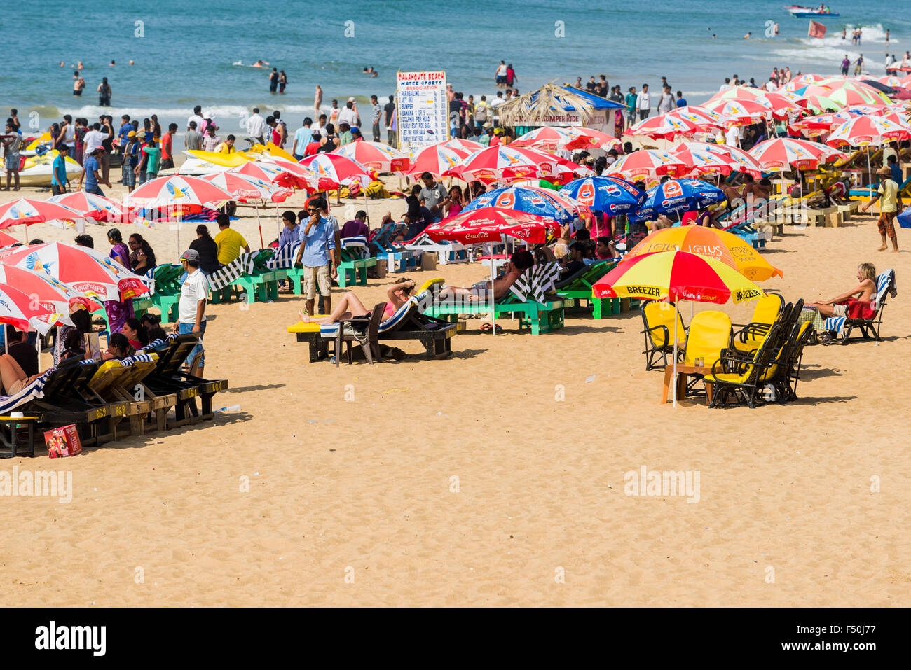 La plage de Calangute avec parasols, sable blanc et bleu de la mer est l'une des célèbres plages de l'ancienne colonie portugaise de Goa Banque D'Images