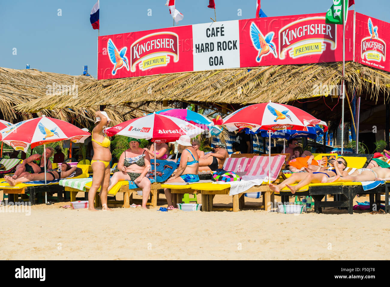 Une cabane nommée 'Hard rock café goa' et certains touristes à plage de Calangute Banque D'Images