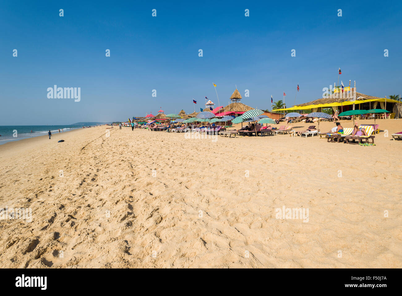 La plage de candolim avec parasols, sable blanc et bleu ciel est l'une des célèbres plages de l'ancienne colonie portugaise de Goa Banque D'Images