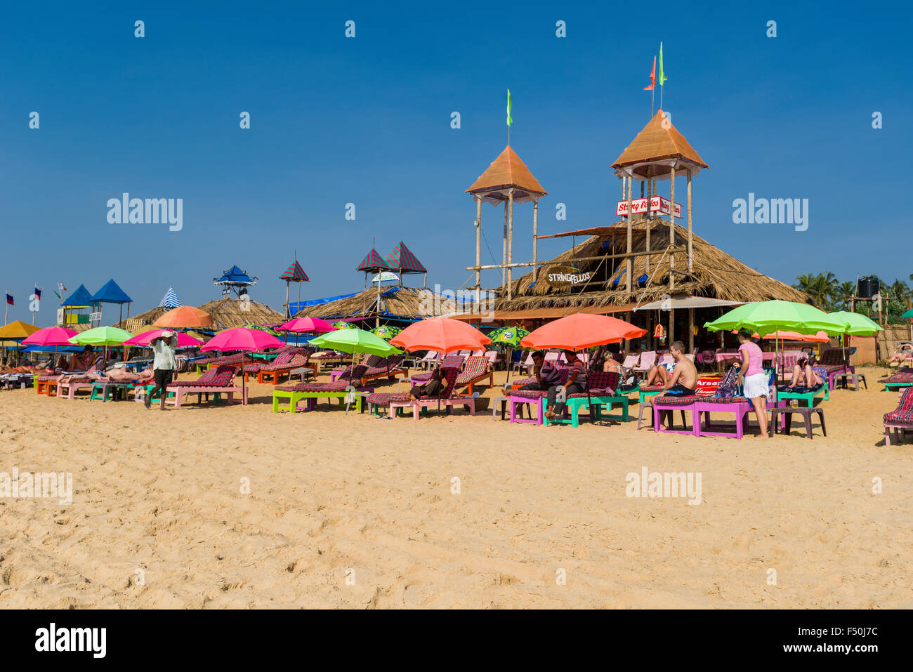 La plage de candolim avec parasols, sable blanc et bleu ciel est l'une des célèbres plages de l'ancienne colonie portugaise de Goa Banque D'Images