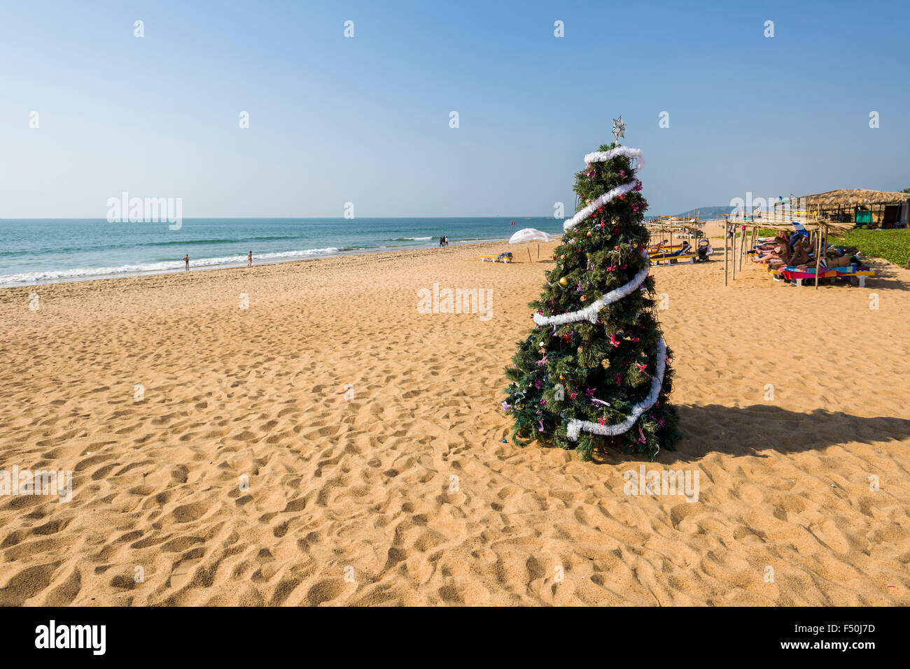 Un arbre de Noël est placé dans le sable blanc de la plage de candolim avec ciel bleu et bleu de la mer Banque D'Images