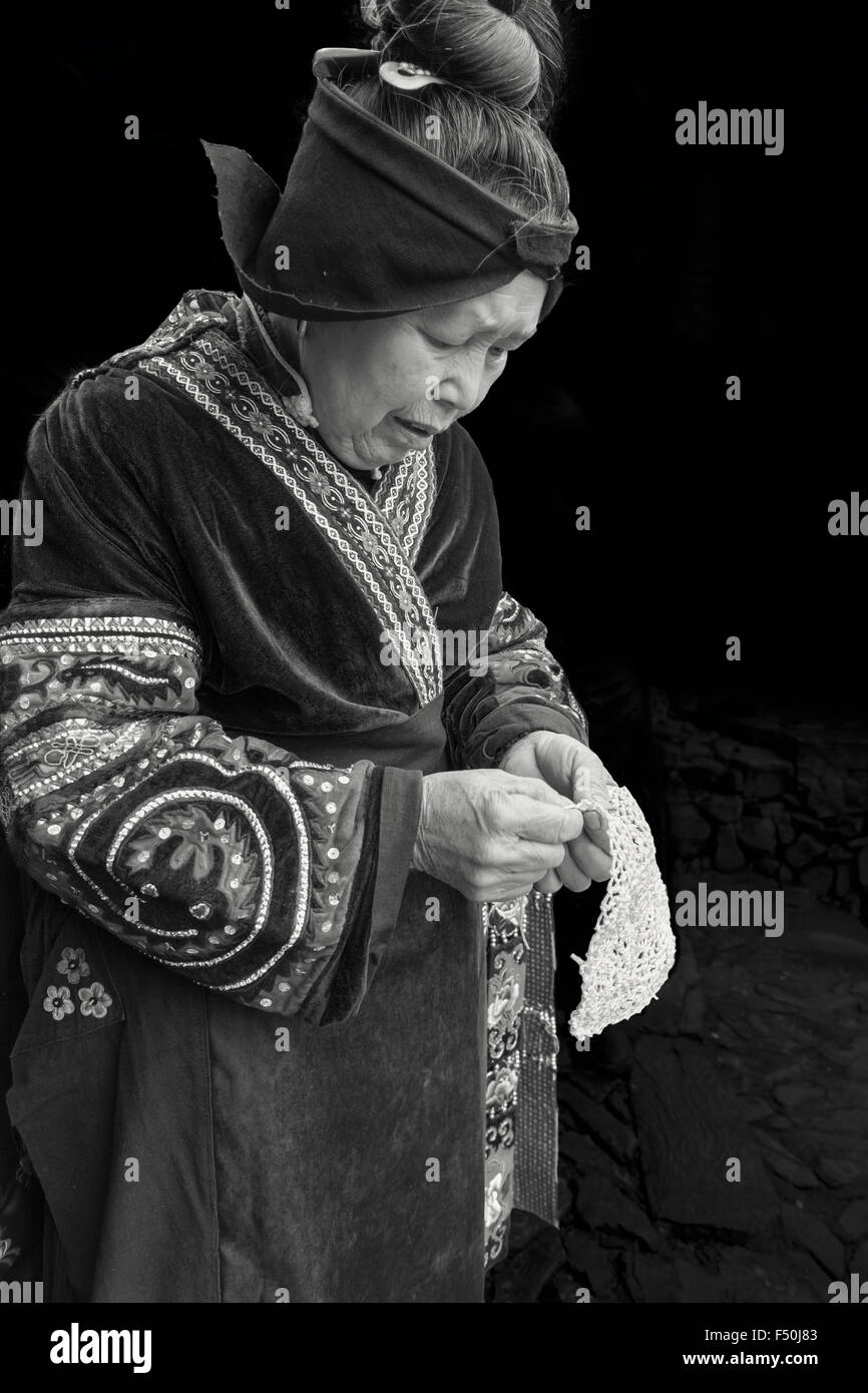 Jupe longue femme Miao Miao Shang Langde le crochet, village, province de Guizhou, Chine Banque D'Images