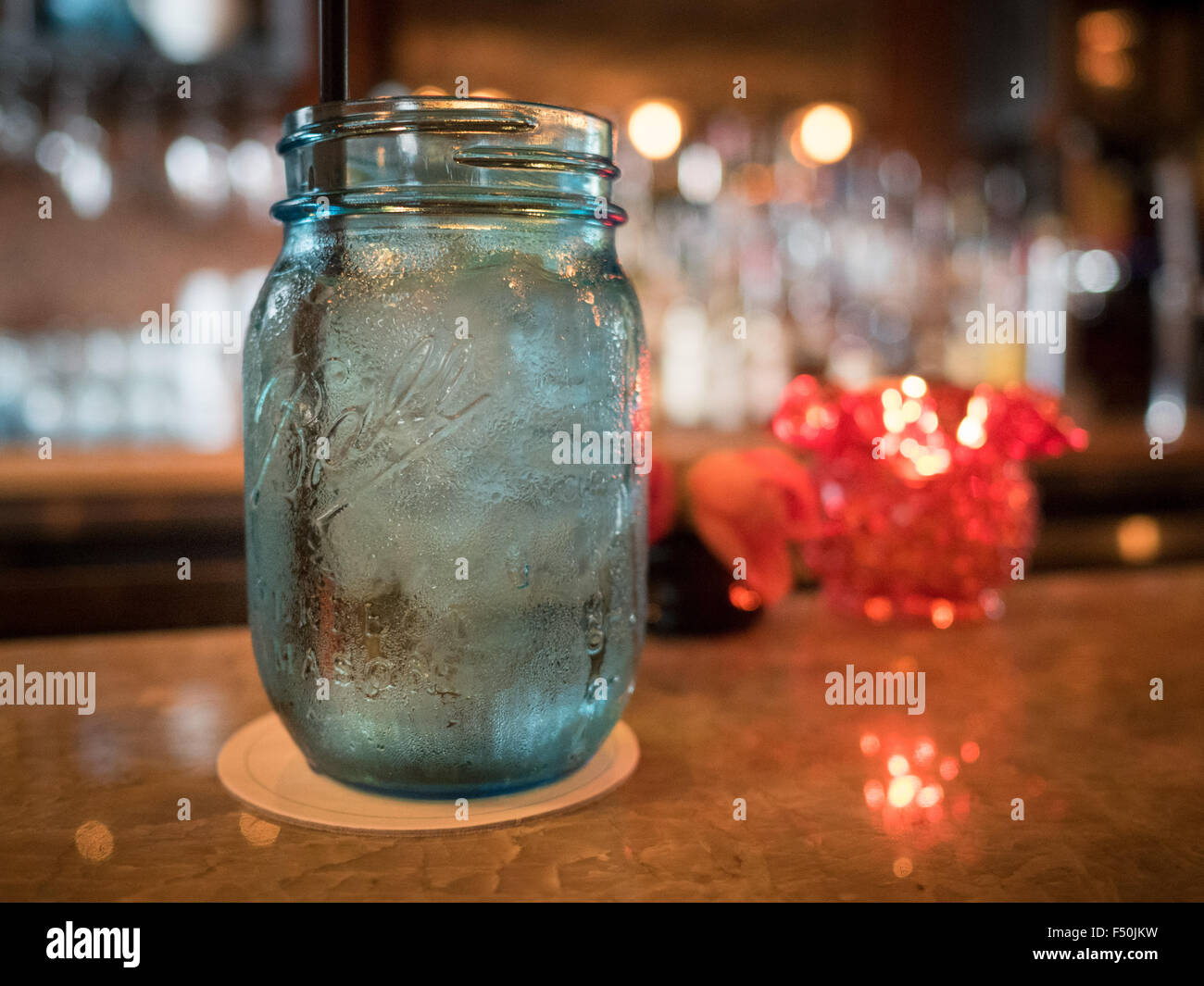 Un pot Mason bleu sur un bar Banque D'Images Un pot Mason bleu sur un bar Banque D'Images