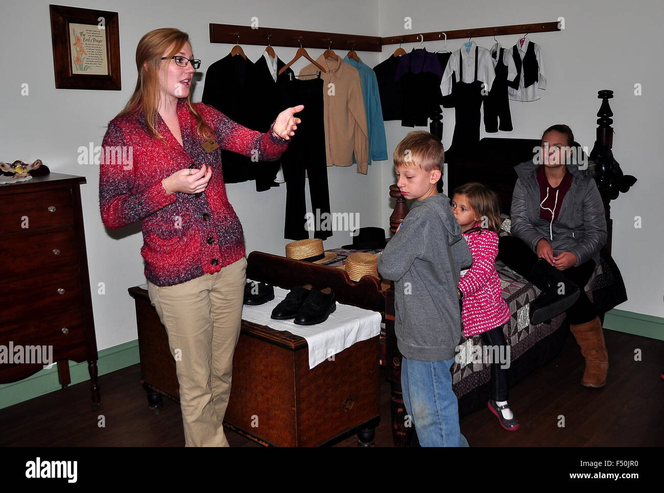 Lancaster, Pennsylvanie : Docent explique la vie Amish à un groupe d'enfants à l'Amish Farm and House Museum Banque D'Images