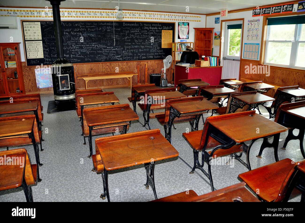 Lancaster, Pennsylvanie : Intérieur de l'école une chambre Willow Lane avec bureaux en bois à l'Amish Farm & House Museum Banque D'Images