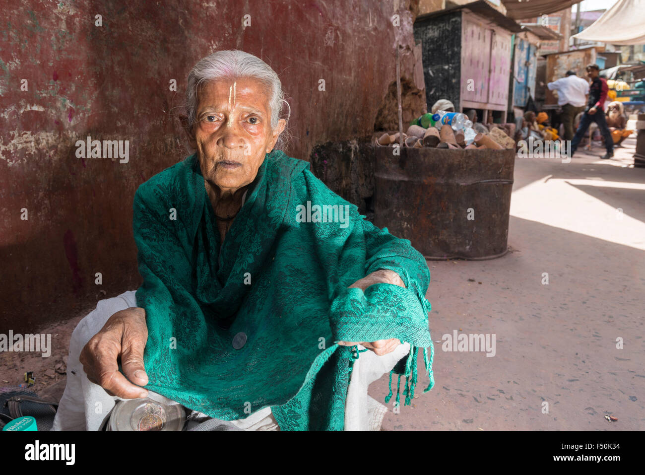 Les veuves de toute l'Inde, qui sont forcées de quitter leur foyer, venez ici pour trouver refuge dans des ashrams et survivre sur la mendicité et Banque D'Images