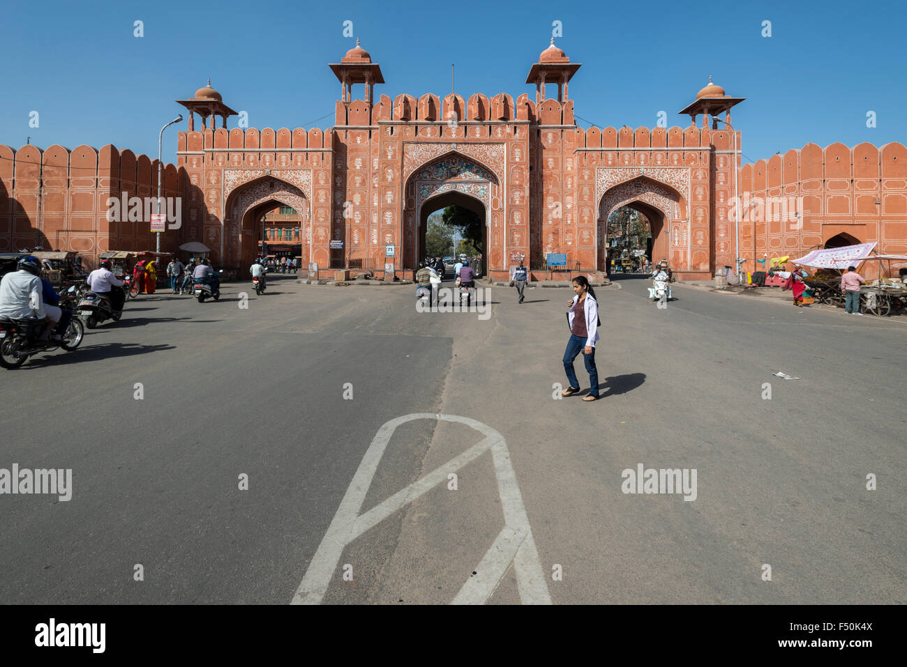 L'ajmeri gate est l'une des entrées principales de la vieille ville rose Banque D'Images