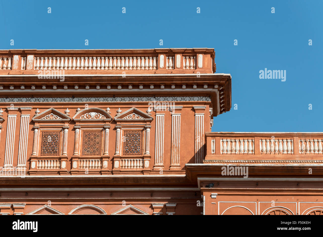 Une partie de la façade de l'une des maisons aux couleurs ocre de la vieille ville rose Banque D'Images