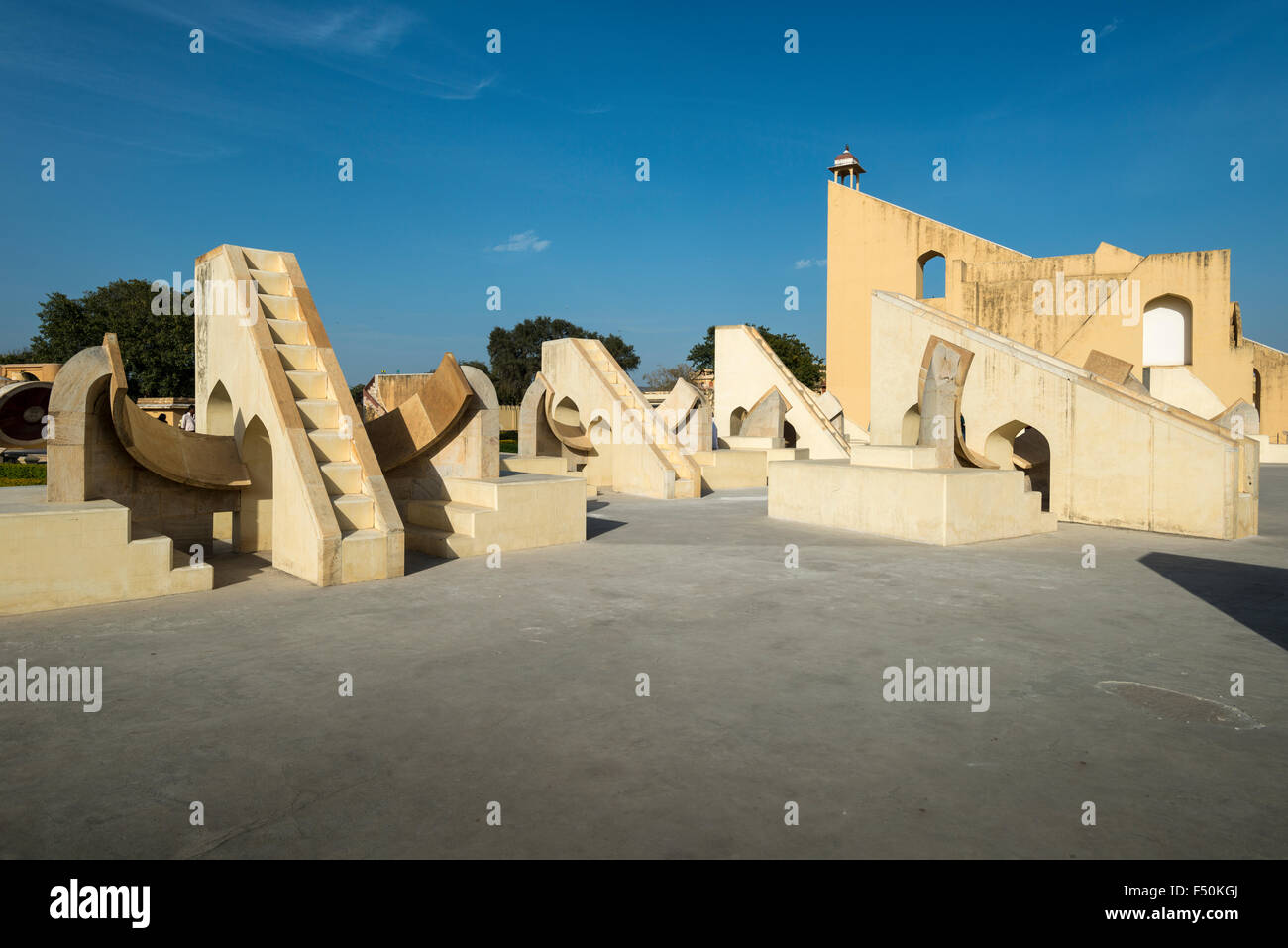 Certains des instruments astronomiques d'architecture à Jantar Mantar, construit par Sawai Jai Singh Banque D'Images