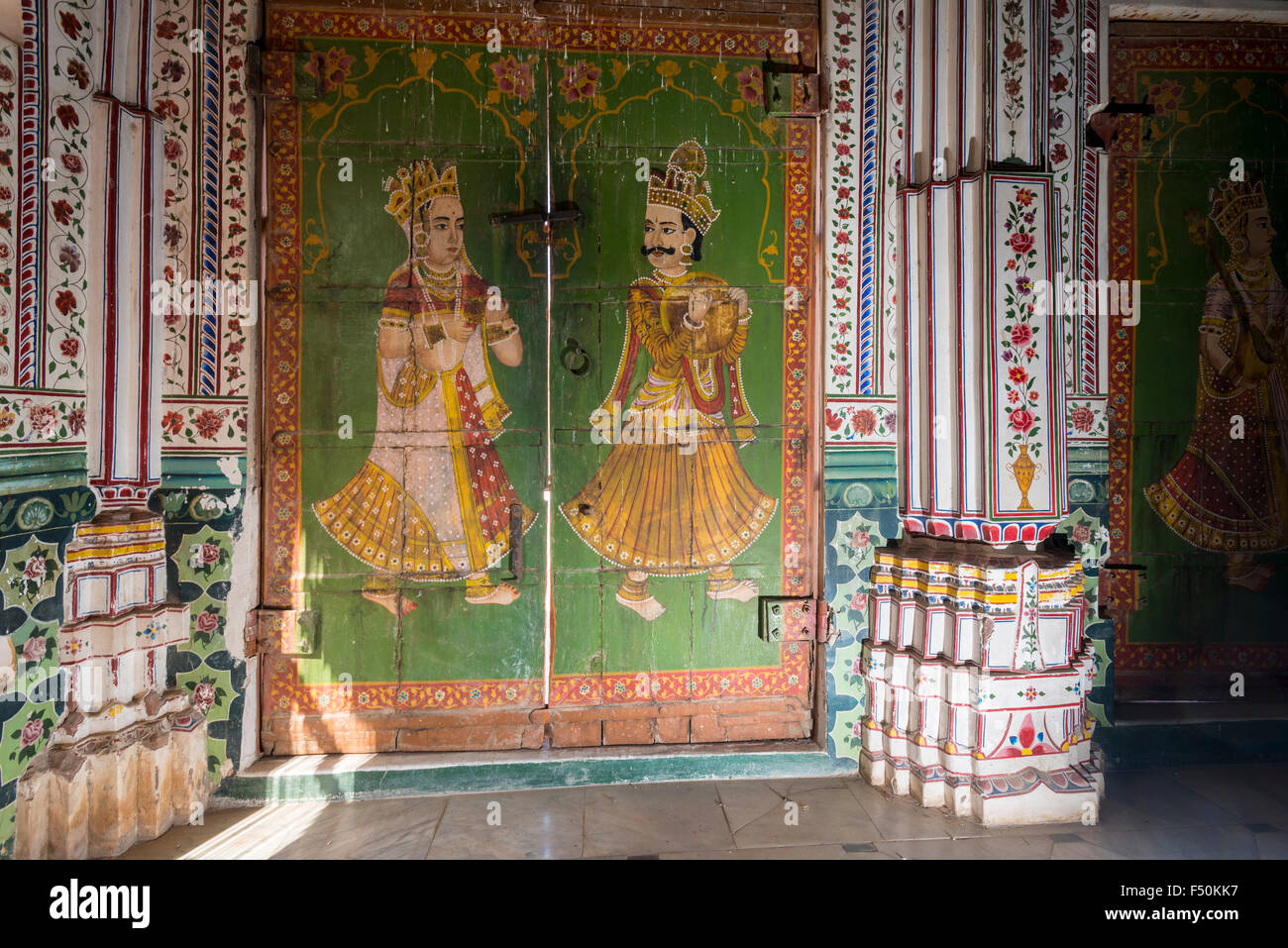 De belles peintures à l'intérieur du temple Jain bhandasar. Il a été construit par un marchand de jain, bhanda shah et est consacré à la cinquième Banque D'Images