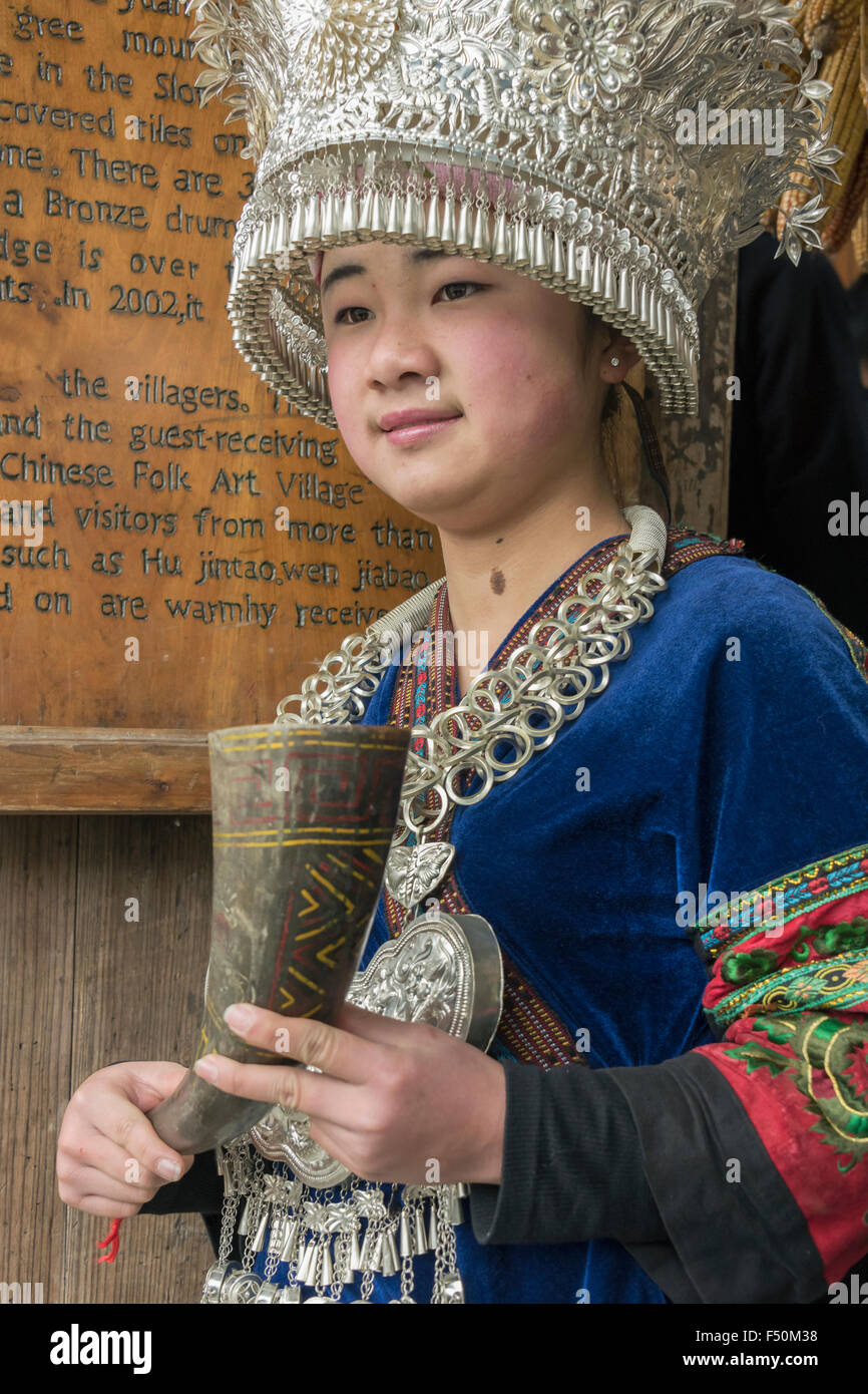 Welcom corne de riz, femme Miao en costume traditionnel, Langde Shang Village Miao, province de Guizhou, Chine Banque D'Images